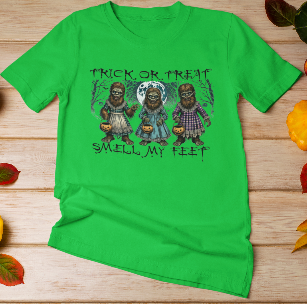 Three Little Sasquatches Trick-Or-Treating - Tshirt (Green)