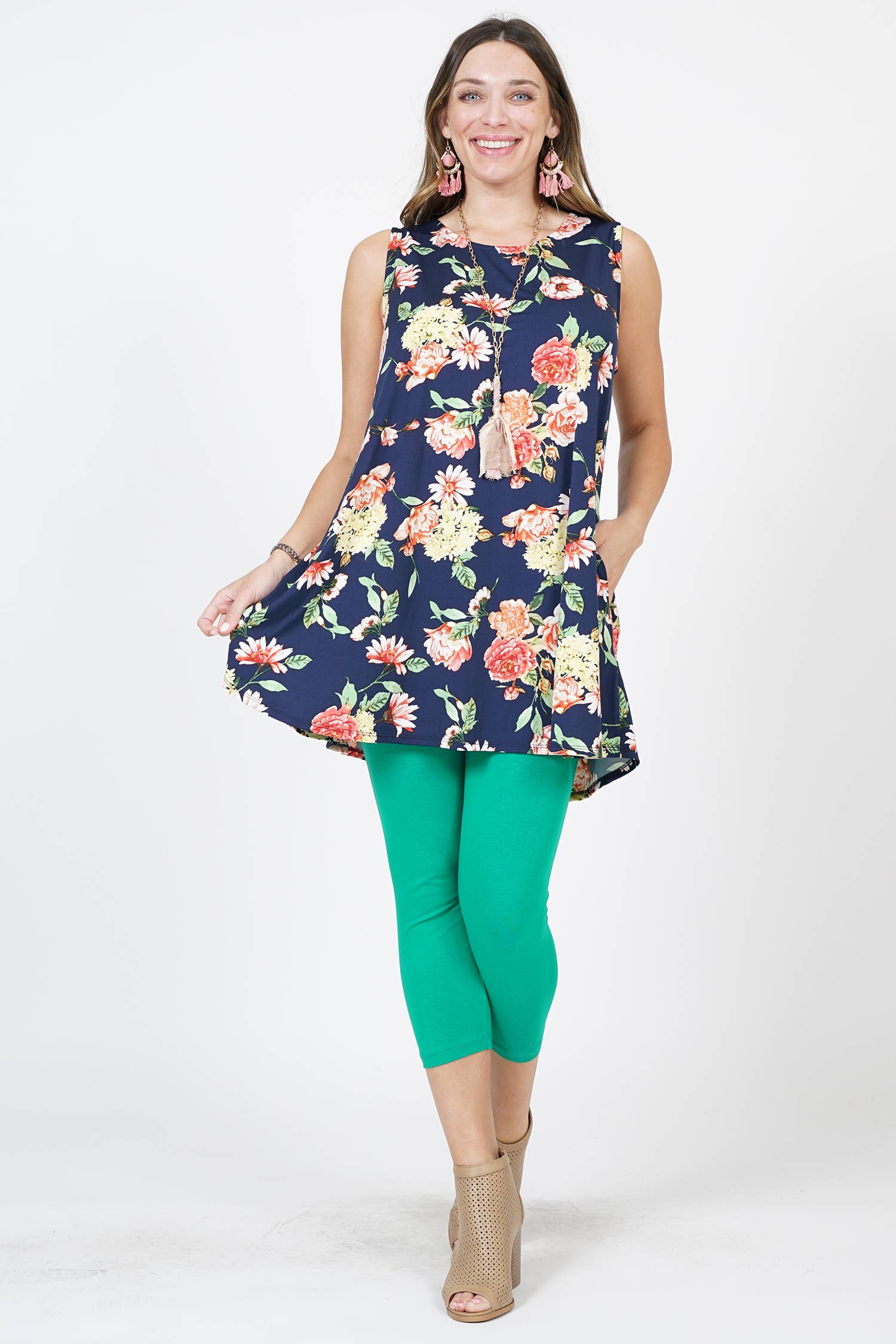 ....SI-5932 Plus Size Floral Side Pocket Swing Tunic