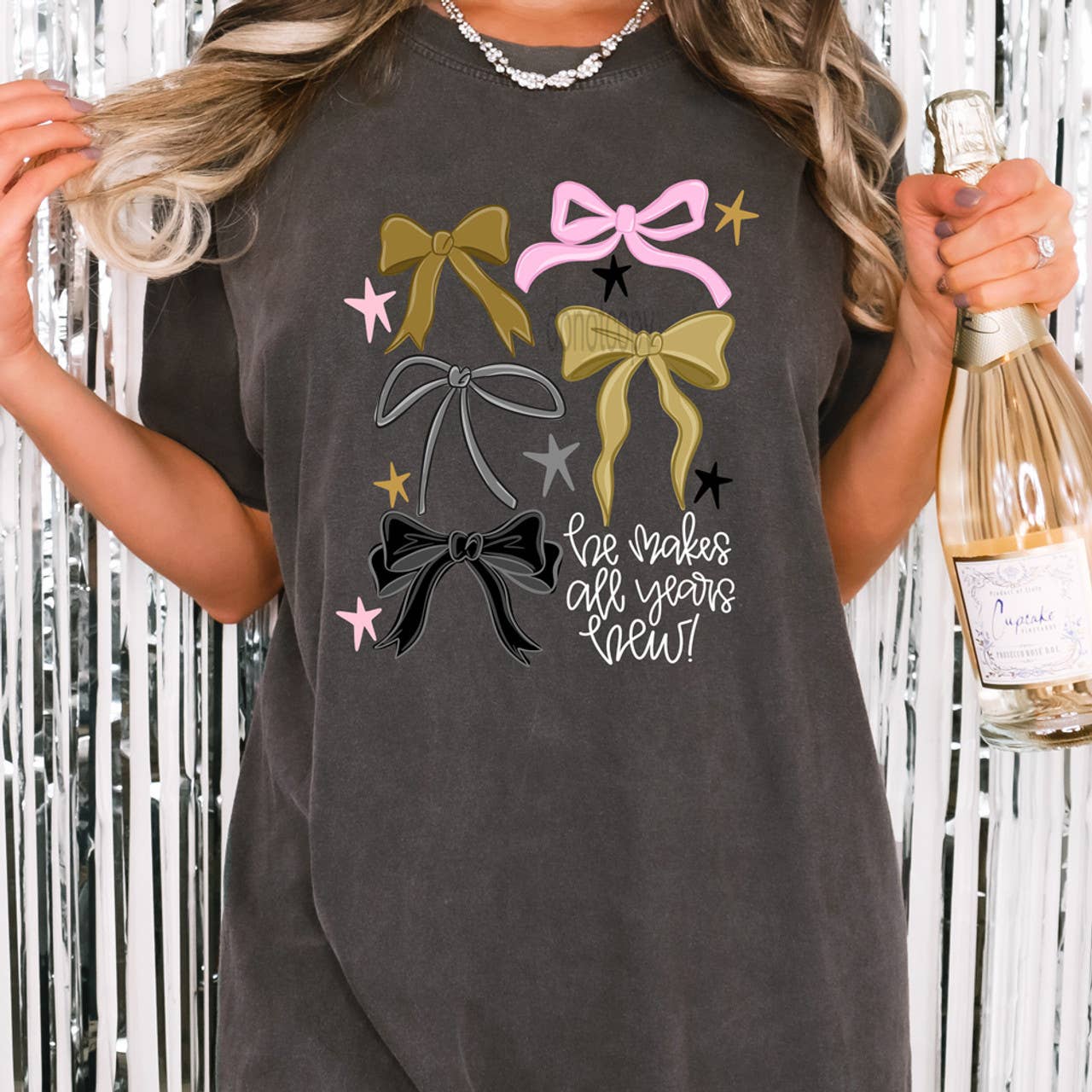 He Makes All Things New Nye Bows Tee